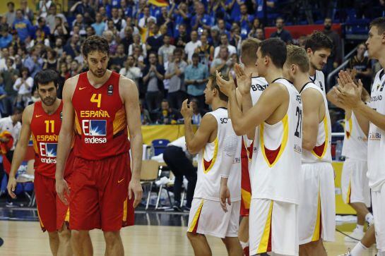 Los jugadores de Alemania felicitan a los jugadores españoles