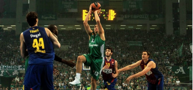 El jugador del Panathinaikos Dimitris Diamantidis trata de anotar ante Ante Tomic, Alejandro Abrines y Erazem Lorbek ,de Barcelona,  durante un partido por la Euroliga de Baloncesto, en Atenas (Grecia)