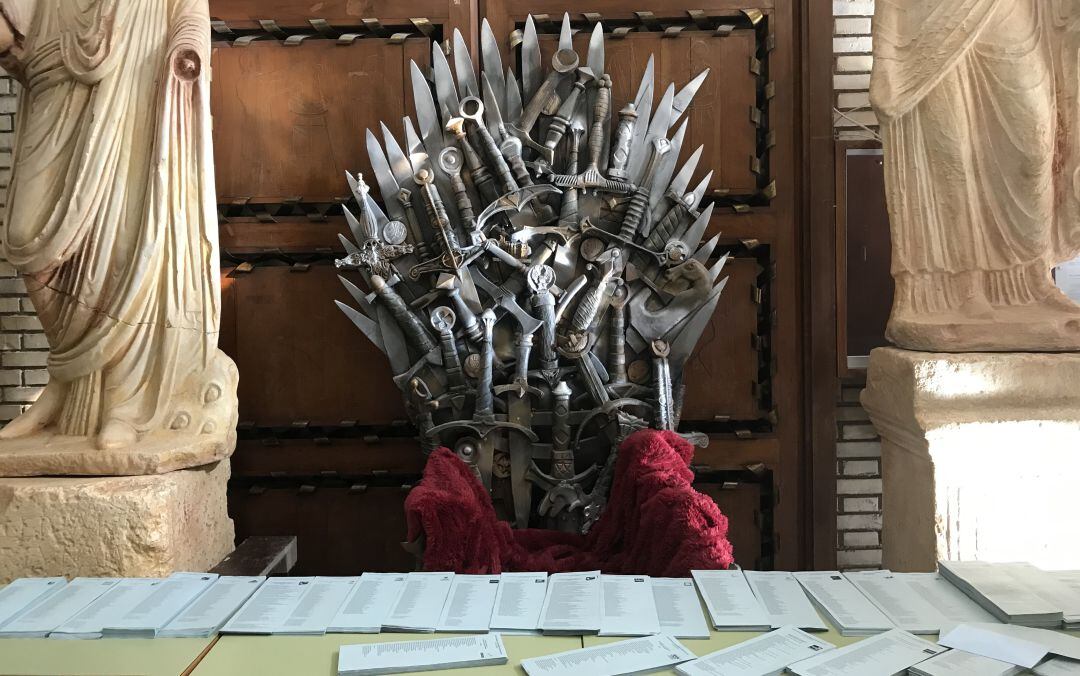 Recreación del Trono de Hierro de &#039;Juego de Tronos&#039; en la Escuela de Arte &#039;José Nogué&#039; de Jaén, colegio electoral en las últimas elecciones.