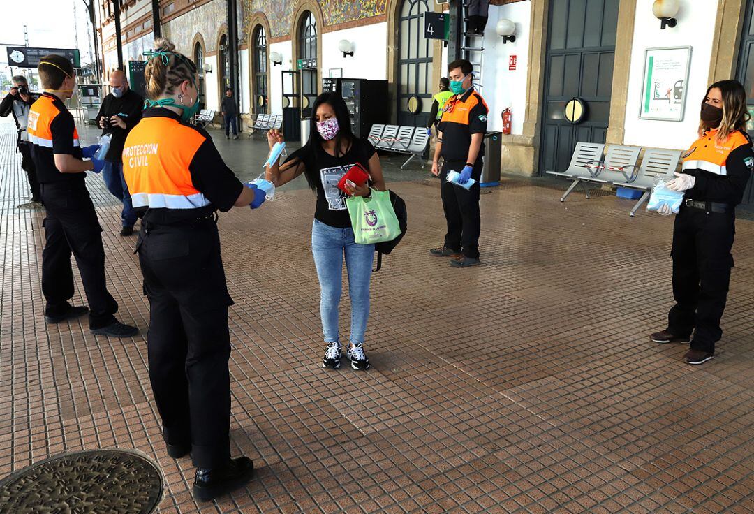 Reparto de mascarillas en la estación de trenes de Jerez