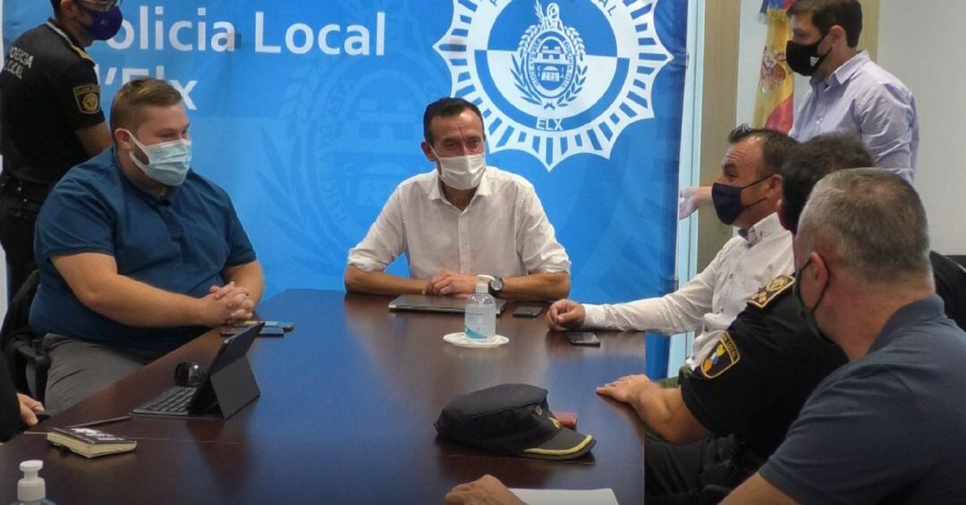 Reunión d ela Junta de Maando de la Policia local con el alcalde Carlos González el concejal de seguridad Ramon Abád y el concejal de Derechos Sociales Mariano Valera