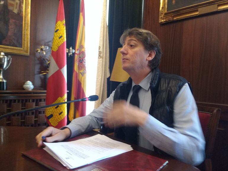 Carlos Martínez, alcalde de Soria, durante una rueda de prensa en el Ayuntamiento de la capital.