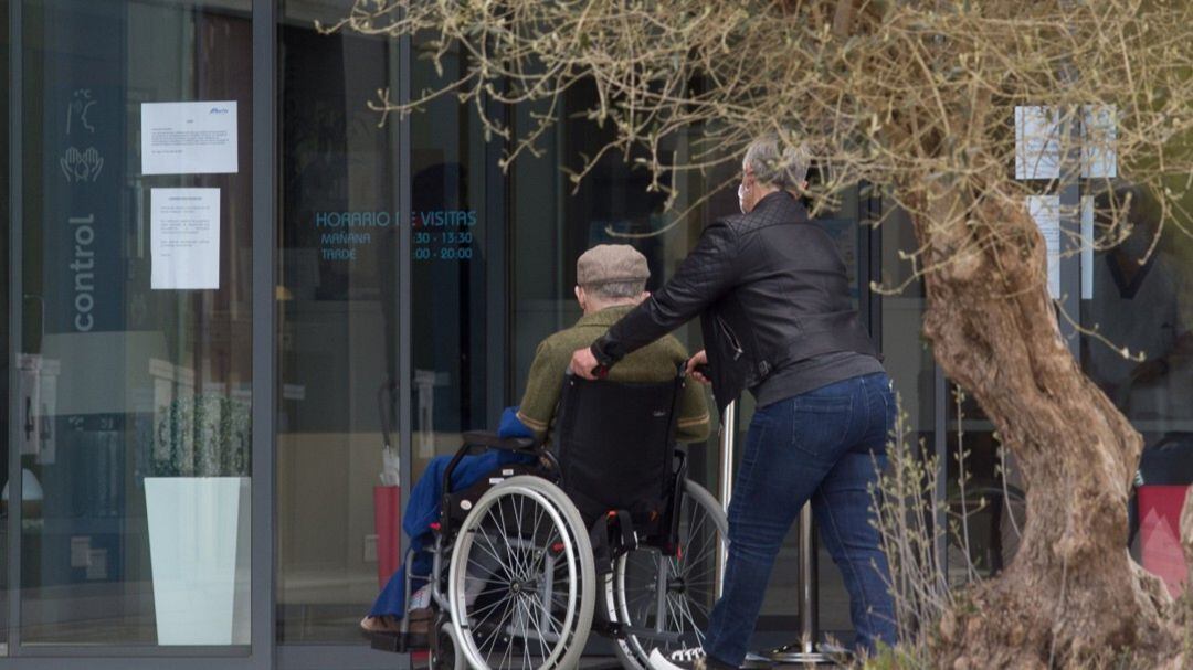 Entrada a una residencia de mayores.