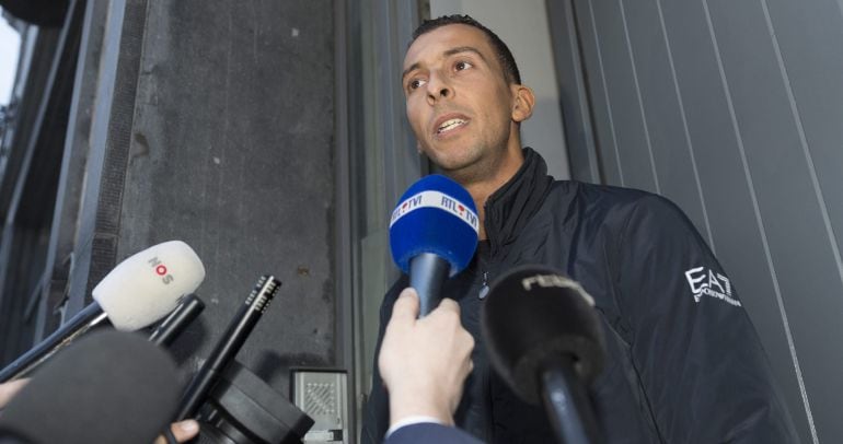 Mohamed Abdeslam atiende a los medios tras ser puesto en libertad el pasado lunes.