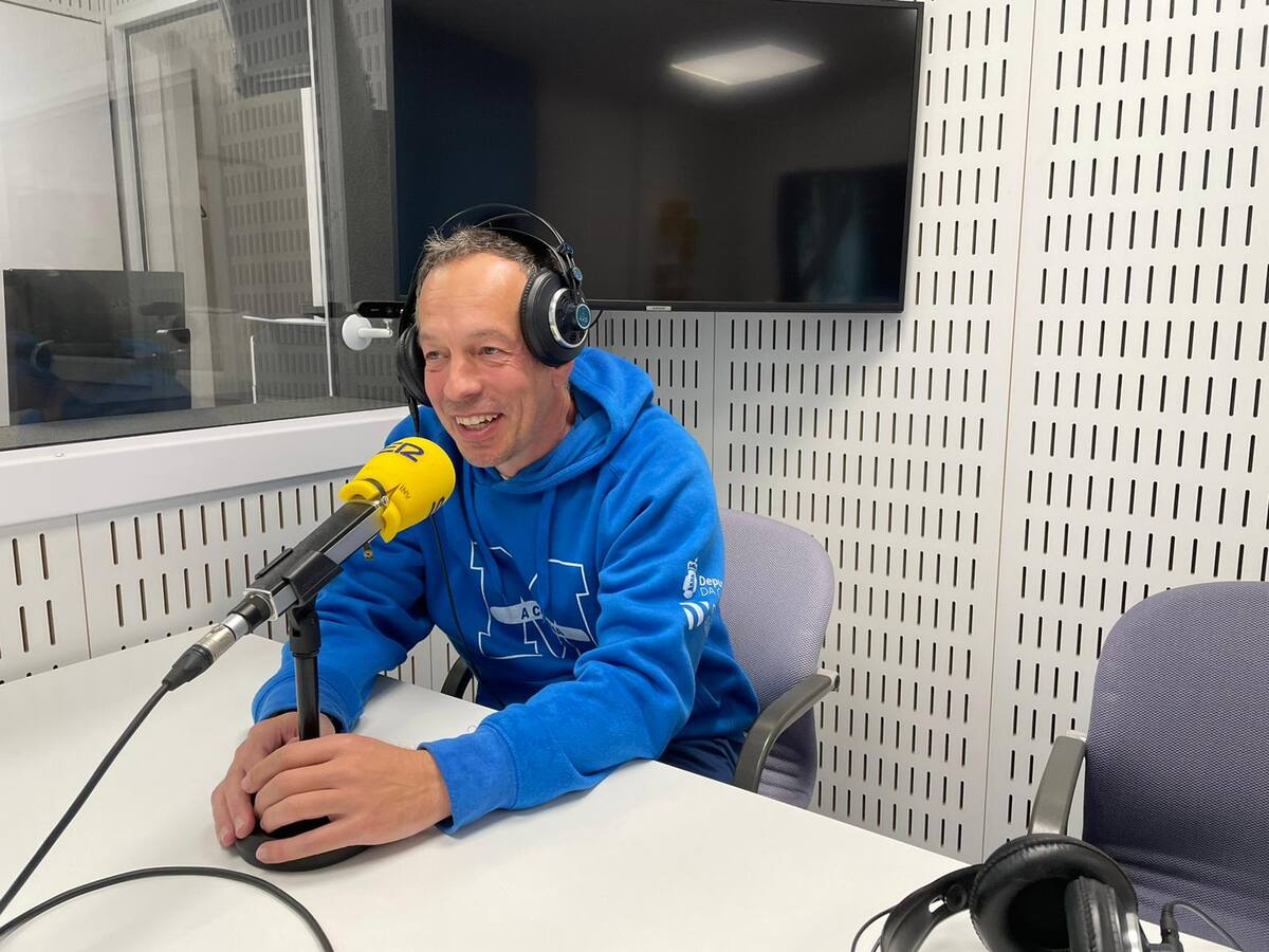 El árbitro coruñés Carlos Cortés celebra sus 500 partidos en ACB