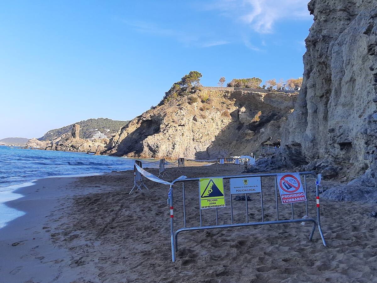 Santa Eulària pide a Costas actuaciones urgentes para evitar nuevos desprendimientos de rocas en s'Aigua Blanca