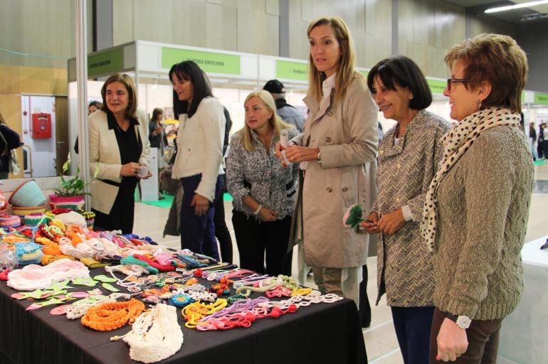Les autoritats visiten els estands del 9è Saló de la Gent Gran a Escaldes-Engordany.