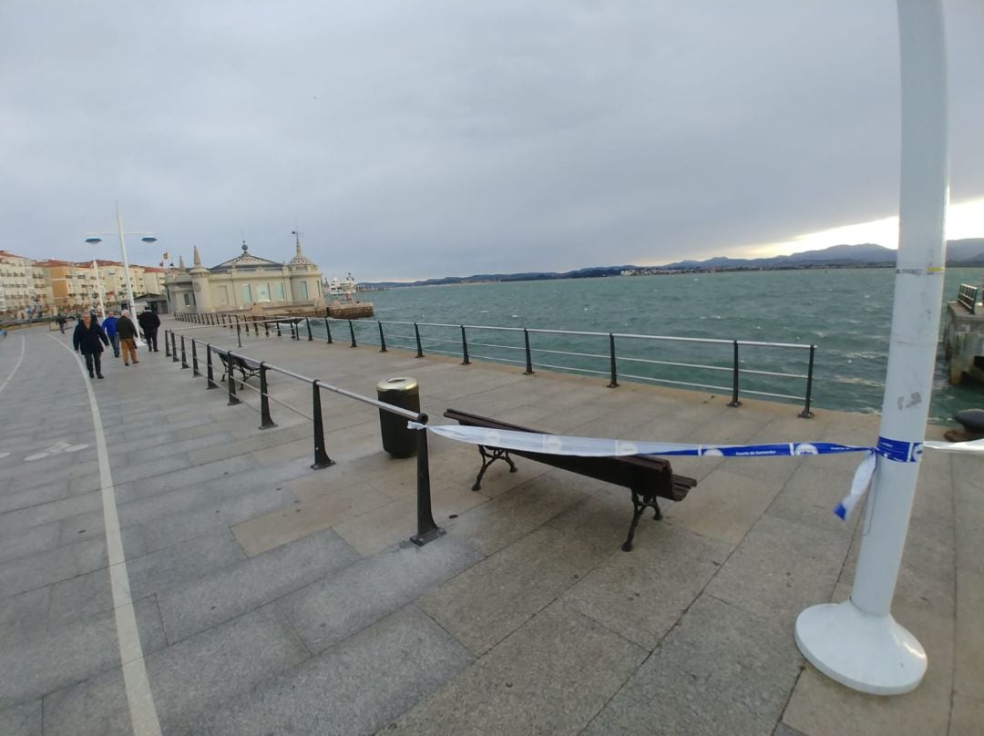 Técnicos del Puerto de Santander iniciaron este martes la instalación de la valla en el Muelle de Maura.