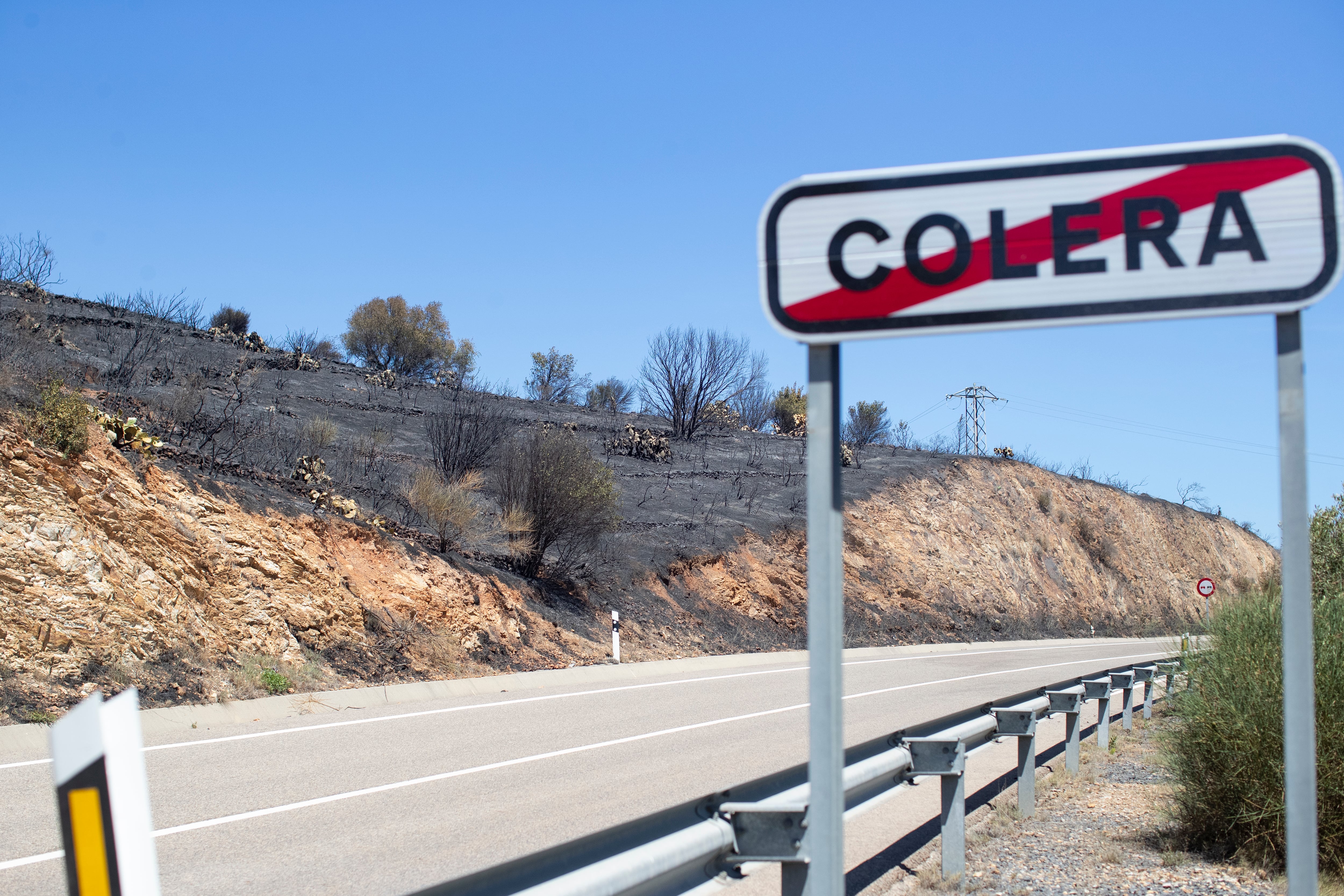 COLERA (GIRONA), 05/08/2023.- Vista de las zonas afectadas por el incendio que comenzó ayer en Portbou (Girona), y que en estos momentos sigue activo. EFE/Marta Pérez