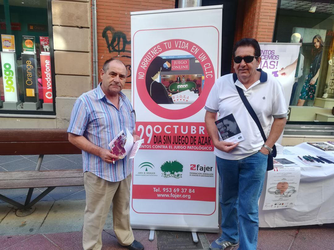 Voluntarios de Aplijer durante una jornada informativa. 