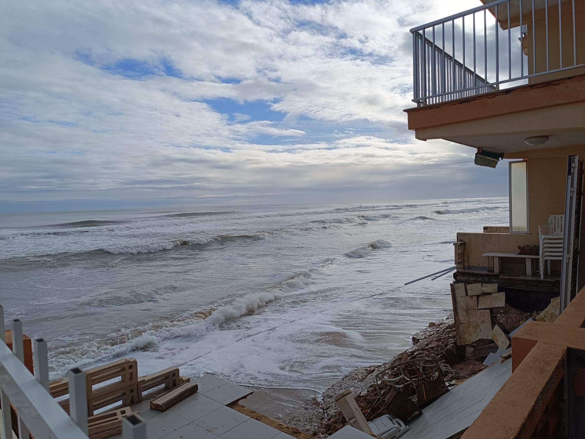 Edificio afectado durante el temporal.