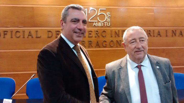 Abelló i Suriol efectuant el relleu a la presidència.