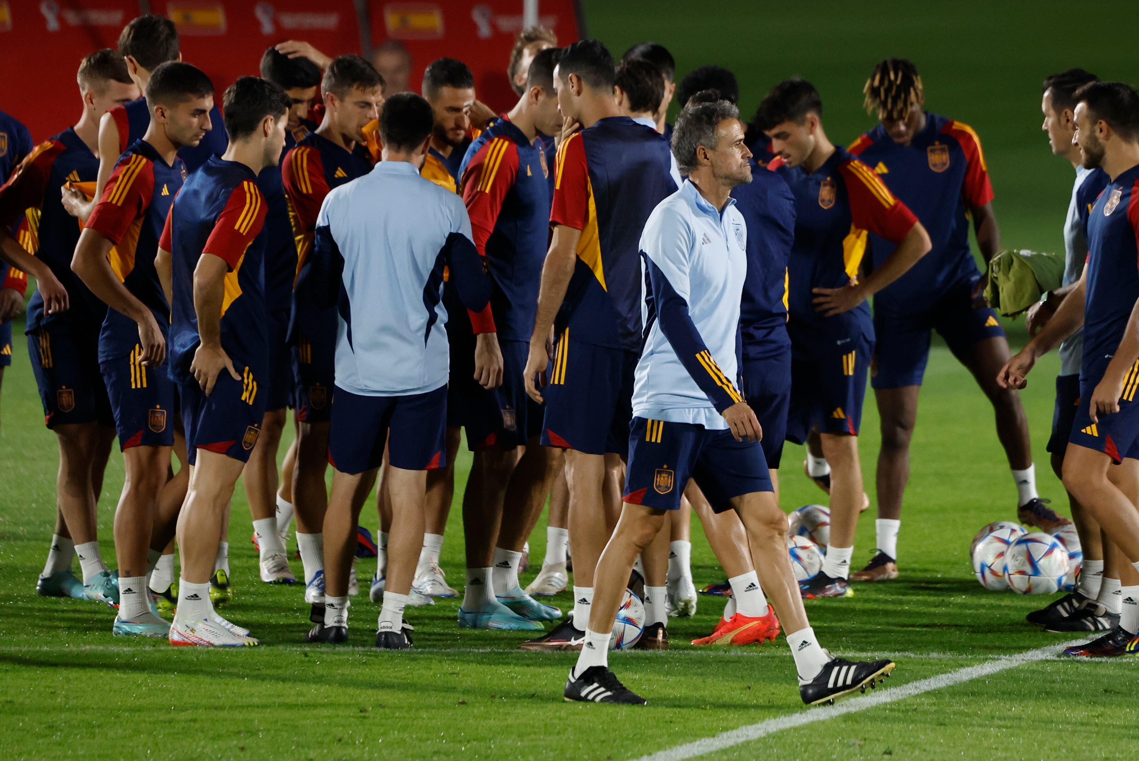 El entrenador de la selección española, Luis Enrique, dirige el entrenamiento previo al debut de España en el Mundial de Qatar 2022. EFE/ Juanjo Martín