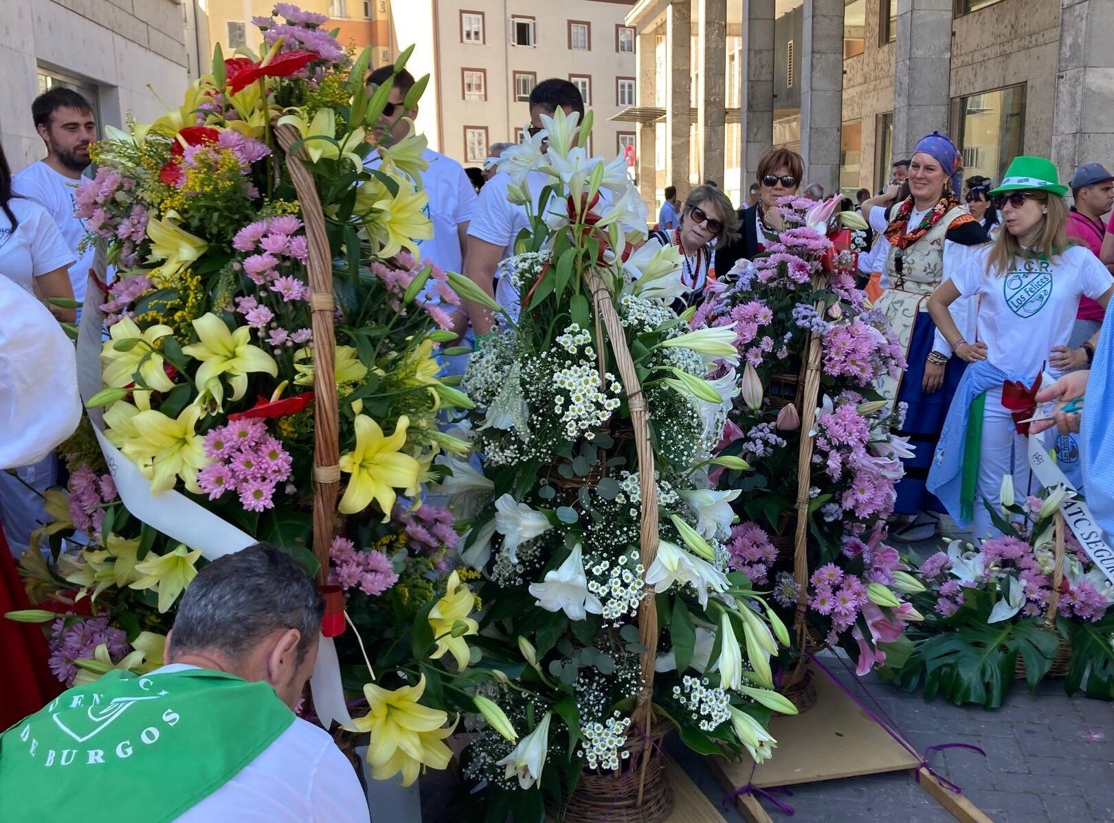 Muchos peñistas han buscado la sombra durante la espera hasta que llegara su turno para desfilar hacia la Catedral