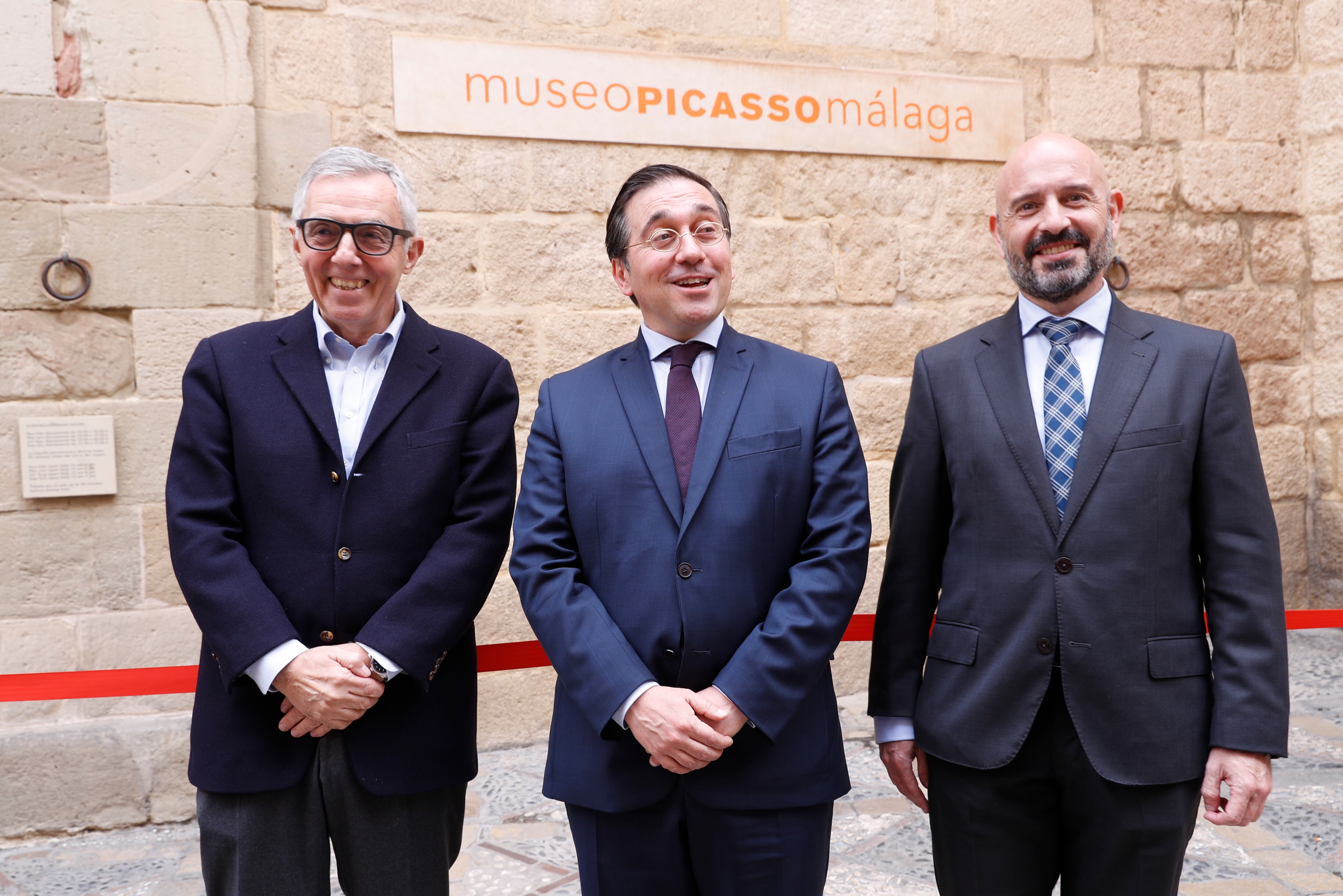 MÁLAGA, 09/03/2023.-El ministro de Asuntos Exteriores, Unión Europea y Cooperación, José Manuel Albares (c), acompañado del director del Museo Picasso Málaga, José Lebrero (i) y del subdelegado del Gobierno en Málaga, Francisco Javier Salas, durante la visita realizada este jueves a la capital malagueña. EFE/Jorge Zapata
