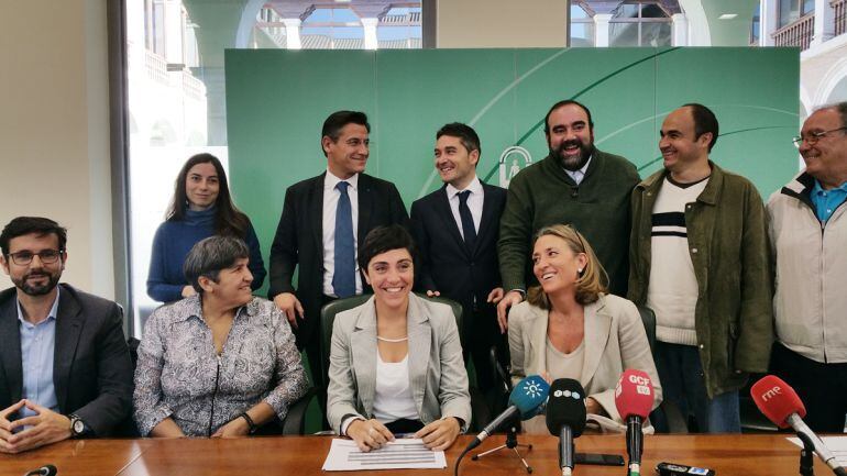 Representantes institucionales se felicitan tras el acuerdo alcanzado para la rehabilitación de Santa Adela.