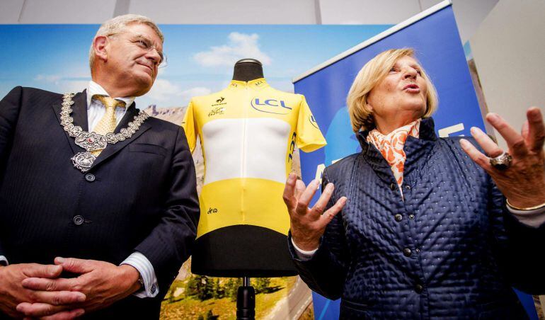 HOL01 UTRECHT (HOLANDA) 19/06/2015 .- La presidenta del grupo Amaury, patrocinador del Tour de Francia, Marie-Odile Amaury y el alcalde de Utrecht Jan van Zanen presentan el maillot amarillo del Tour de Francia 2015 en el museo Catharijneconvent de Utrecht, Holanda, hoy 19 de junio de 2015. La 102 edición del Tour de Francia empieza el 4 de julio de 2015 en Utrecht. EFE/Robin Van Lonkhuijsen