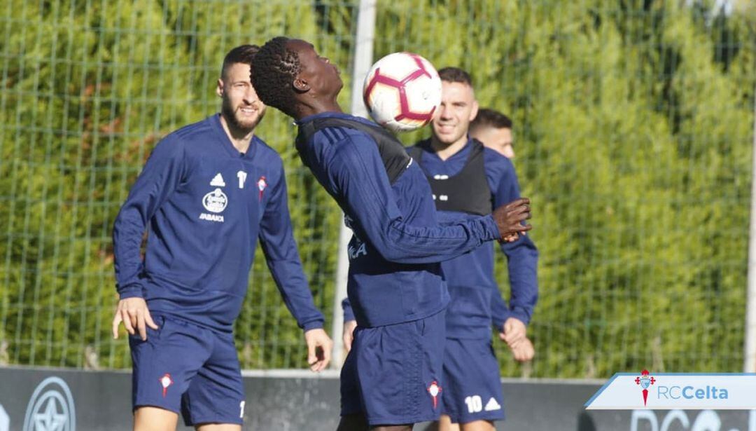 Pione Sisto controla un balón durante un entrenamiento en A Madroa