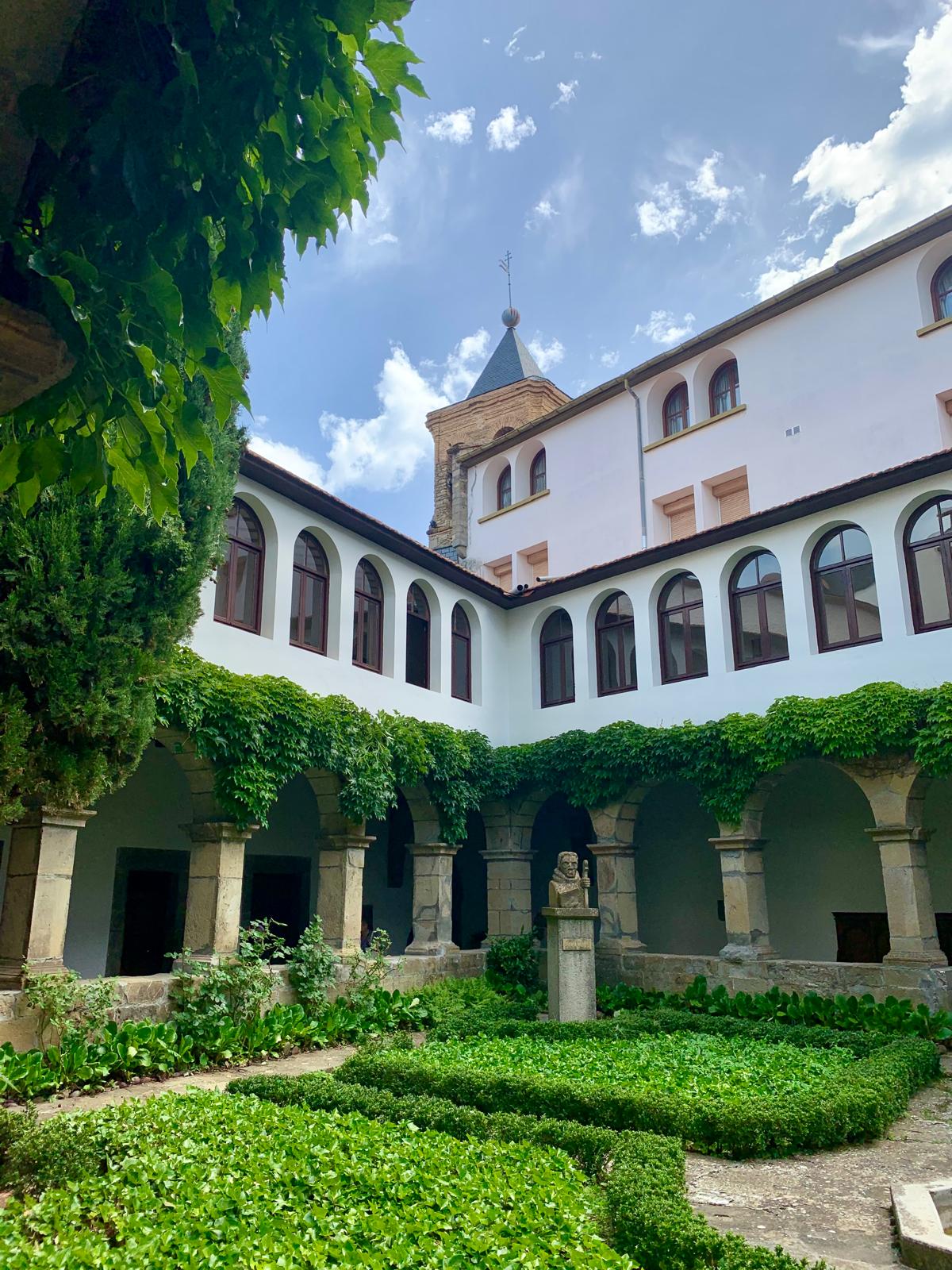 Solicita al Gobierno de Aragón la declaración como Bien de Interés Cultural en la categoría de Monumento al conjunto íntegro del Monasterio de la Santa Cruz de Jaca