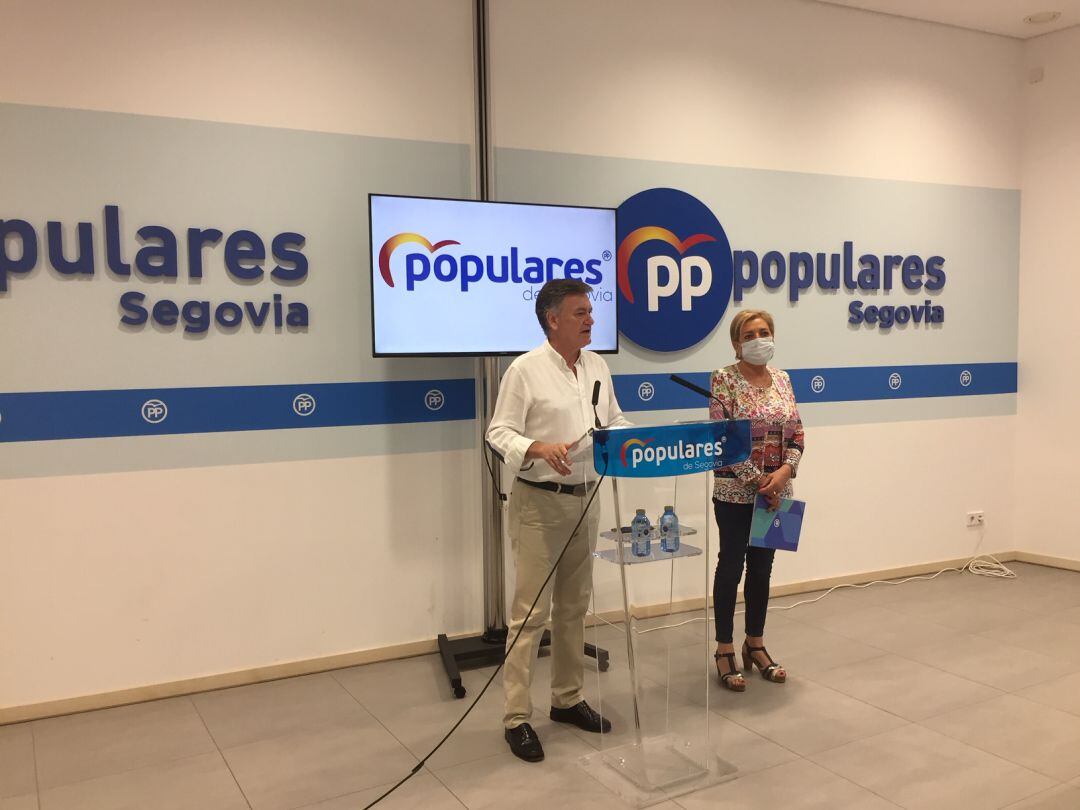 Francisco Vázquez, secretario autonómico del PPCyL y Paloma Sanz, presidenta del PP de Segoia.