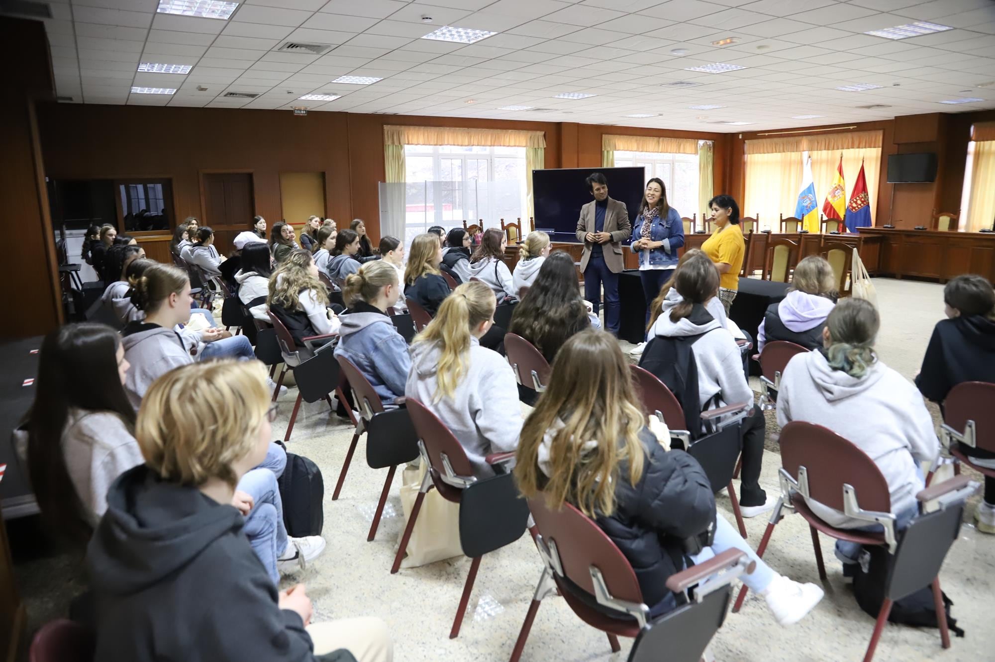 El Cabildo de Lanzarote recibe la visita de un grupo de estudiantes de Alemania.