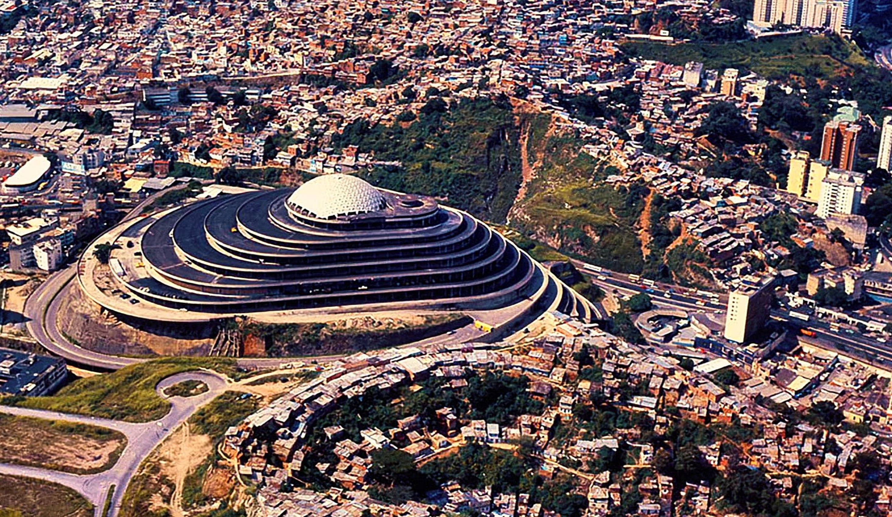 Helicoide elevándose sobre Caracas