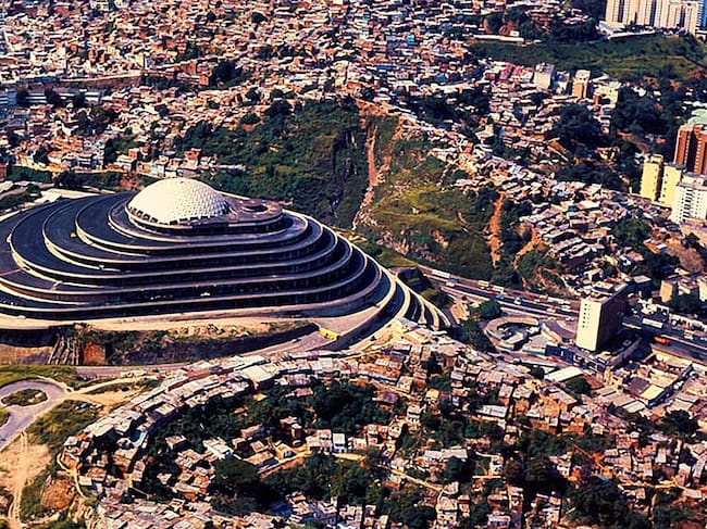 Helicoide elevándose sobre Caracas