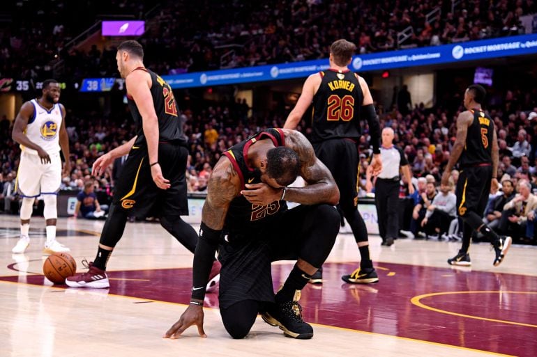 LeBron se duele, en una acción del último partido