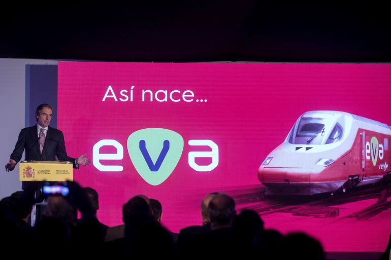  l ministro de Fomento, Íñigo de la Serna, durante la presentación ayer, martes, en Barcelona del nuevo servicio de alta velocidad de Renfe en España bautizado con el nombre de EVA 