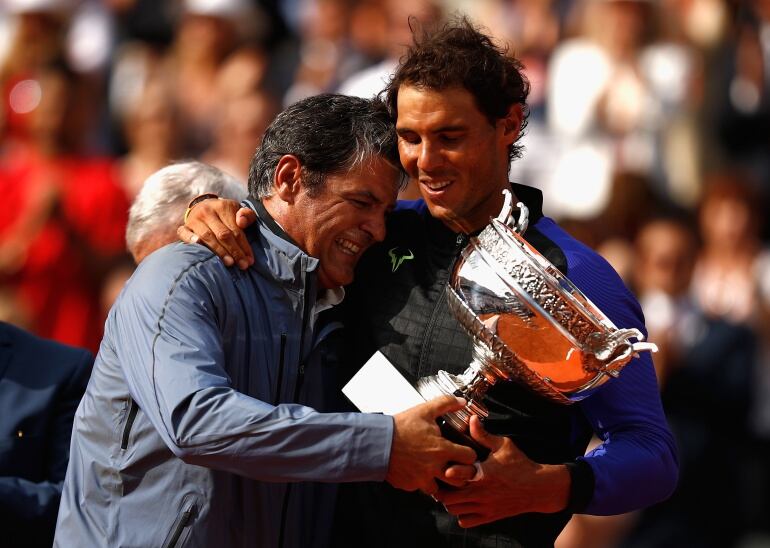 Toni y Rafa Nadal abrazan el trofeo de Roland Garros, el pasado mes de junio en París