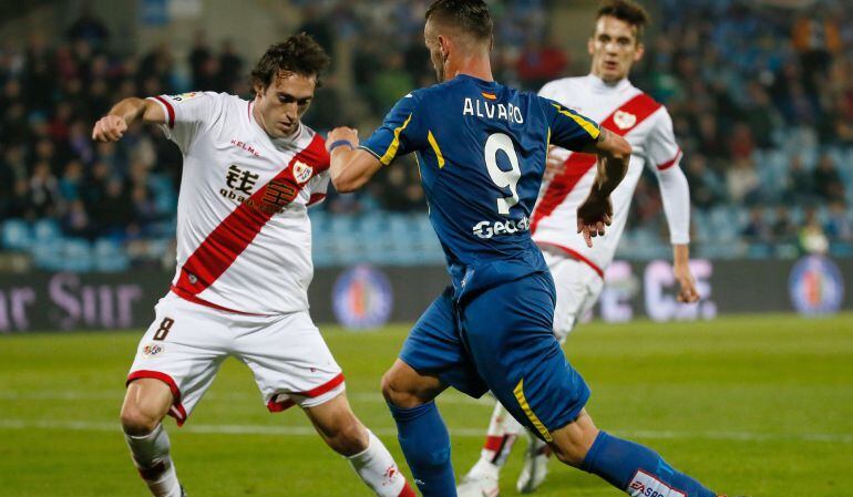 El delantero del Getafe Álvaro Vázquez (d) disputa un balón con el centrocampista del Rayo Vallecano Raúl Baena (i), durante el partido de vuelta de dieciseisavos de final de la Copa del Rey que se juega hoy en el Coliseum Alfonso Pérez. 