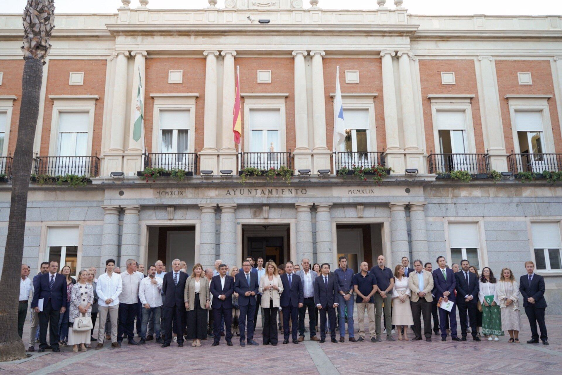 Representantes Públicos, Agentes Sociales, Empresarios, Sindicatos, Colegios Profesionales Y Universidad Se Han Concentrado Este Miércoles En La Puerta Del Ayuntamiento De Huelva Para &quot;Exigir Inversiones&quot; Para La Provincia. - AYUNTAMIENTO DE HUELVA