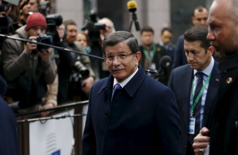 El primer ministro turco, Ahmet Davutoglu, llega a la cumbre europea de Bruselas. 