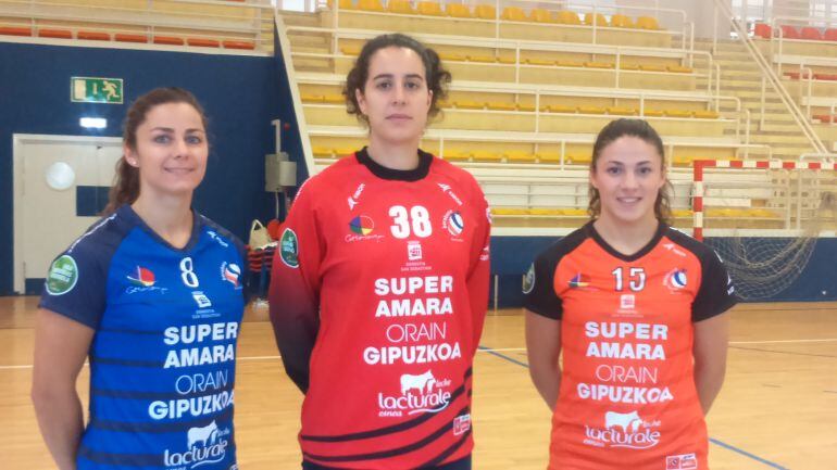 Alba Menéndez, Merche Castellanos y Maitane Etxeberria posan con las nuevas camisetas para esta próxima temproada