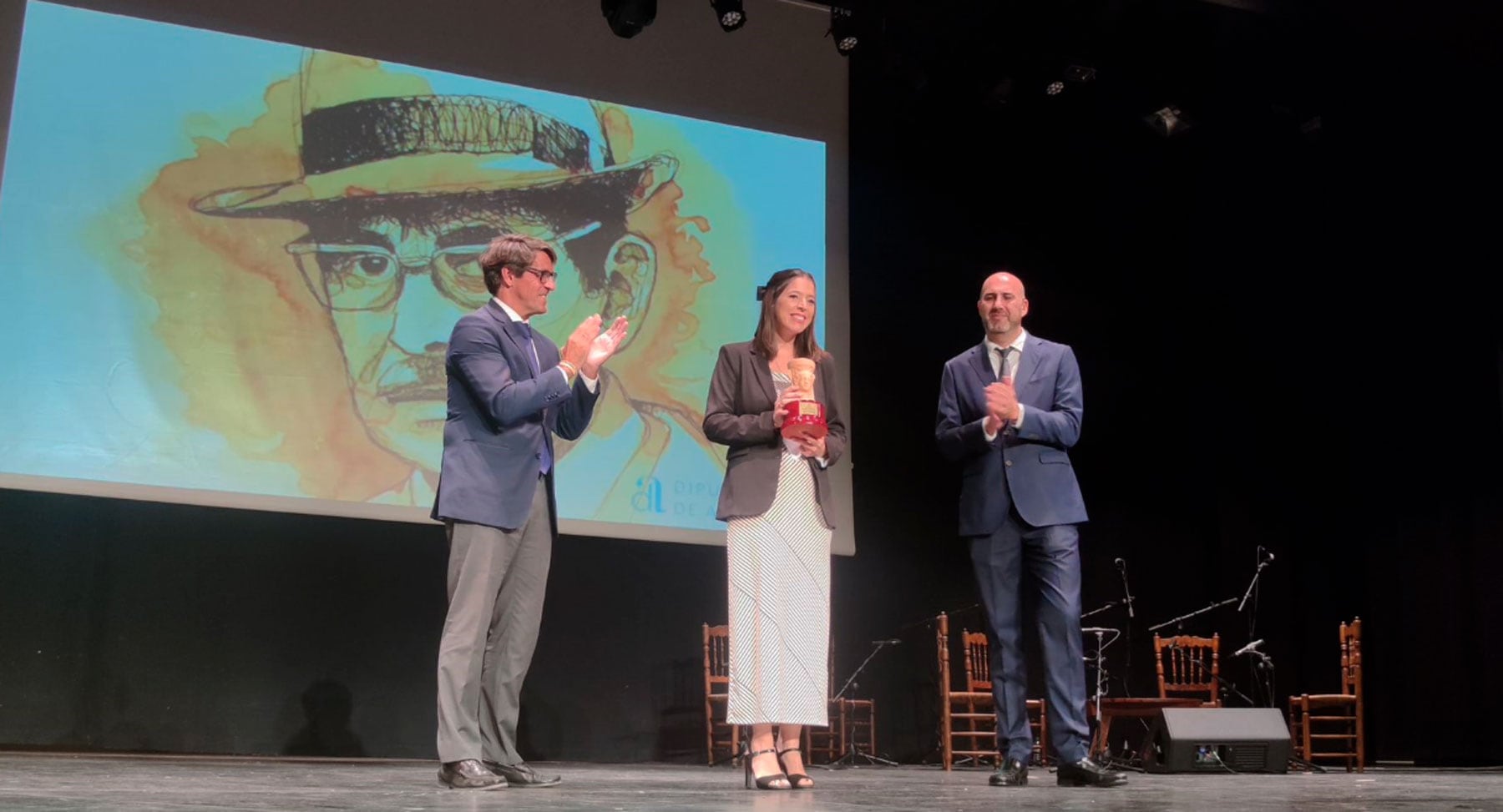 Natàlia Gisbert, junt al diputat de Cultura, Juan de Dios Navarro, i l&#039;alcalde de Castalla, Jesús López, en el moment de rebre el premi