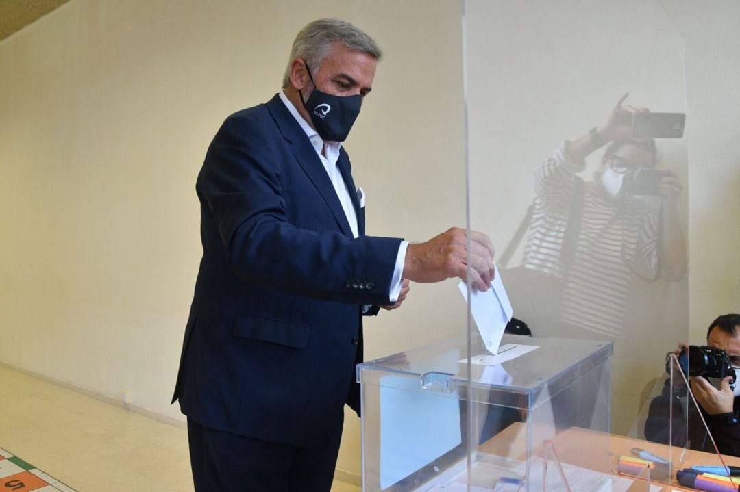 Lluis Serra en el momento de presentar su voto