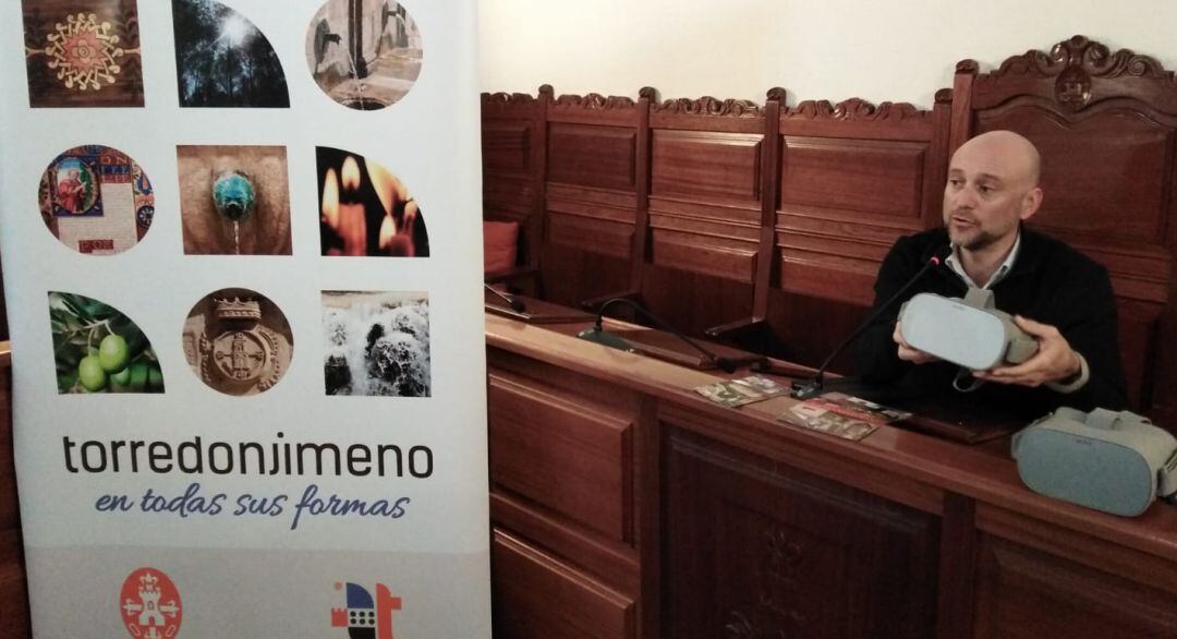 El concejal de Turismo de Torredonjimeno, José Juan Tudela, presenta a los medios de comunicación las iniciativas que el Consistorio llevará a Fitur.