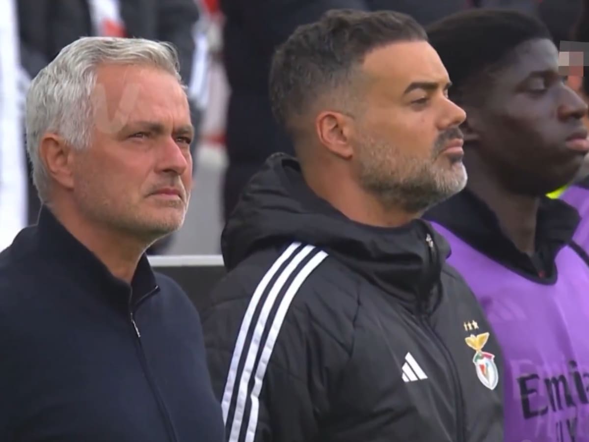 Mourinho, visiblemente emocionado durante el minuto de silencio en el Estadio da Luz por Silvino Louro