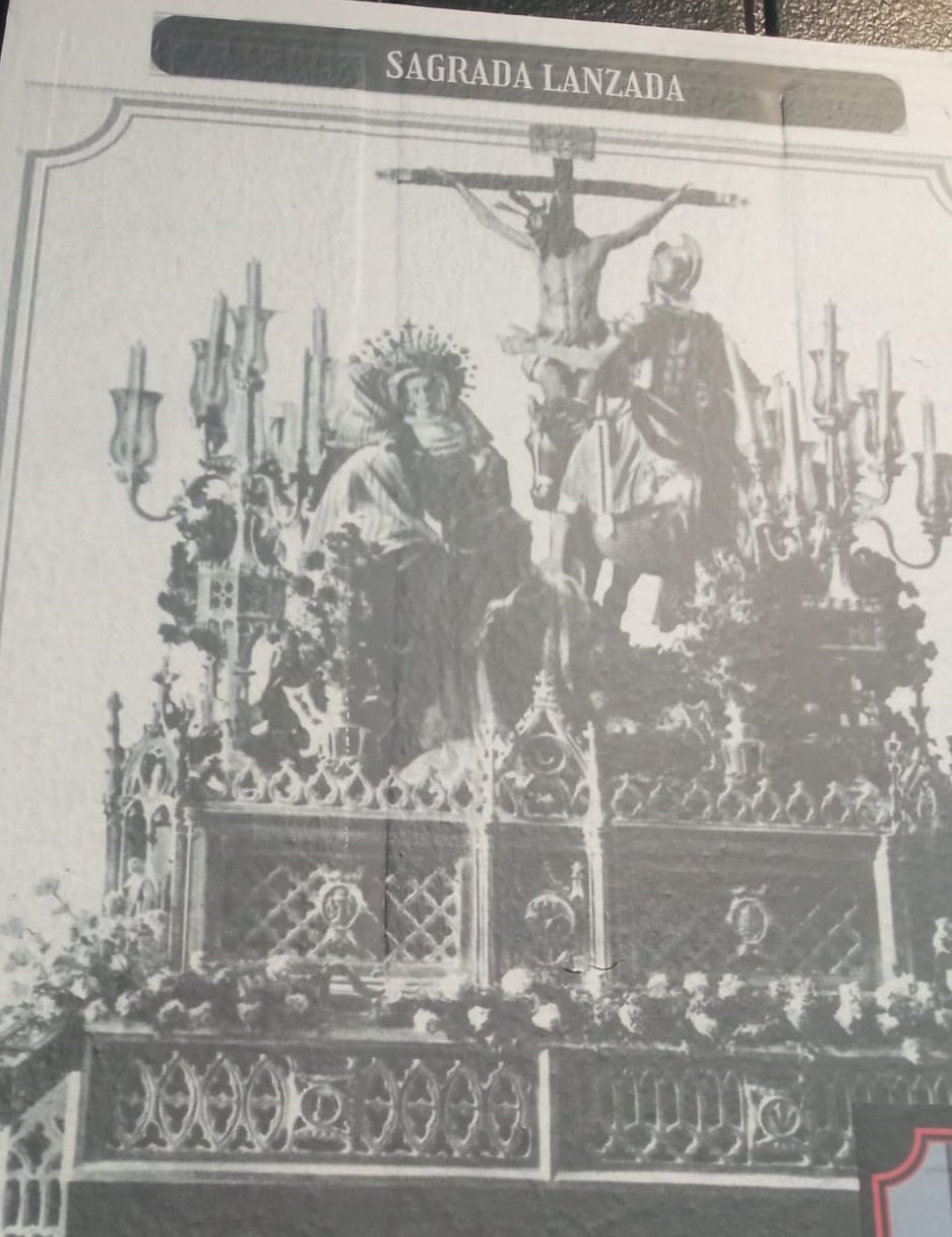 El antiguo paso de la Sagrada Lanzada en una fotografía de la exposición del Santo Entierro Grande en el Mercantil