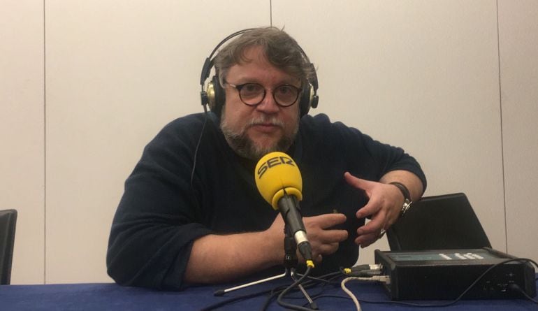 Guillermo del Toro atendiendo a los micrófones de la SER