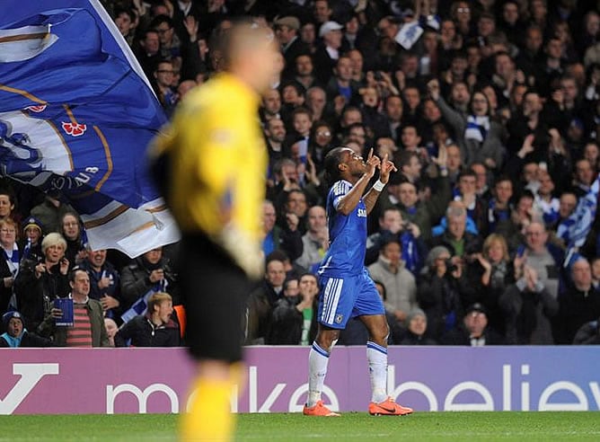 Drogba celebra su gol al filo del descanso ante la presencia de Víctor Valdes