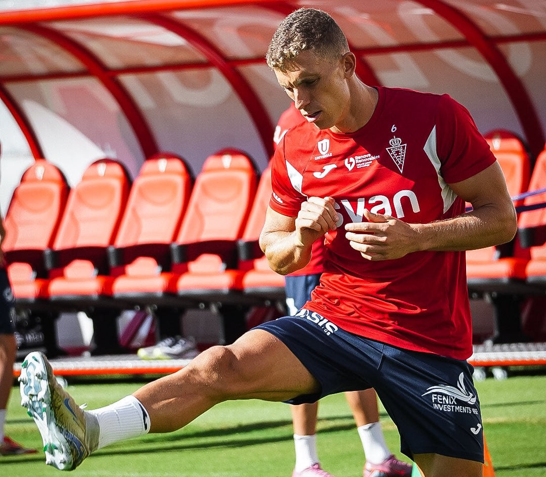 Alberto González, jugador del Real Murcia, durante un entrenamiento.