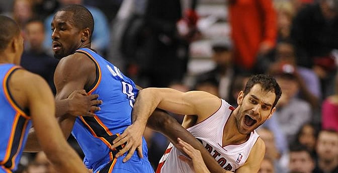 Calderón disputa el balón con Serge Ibaka