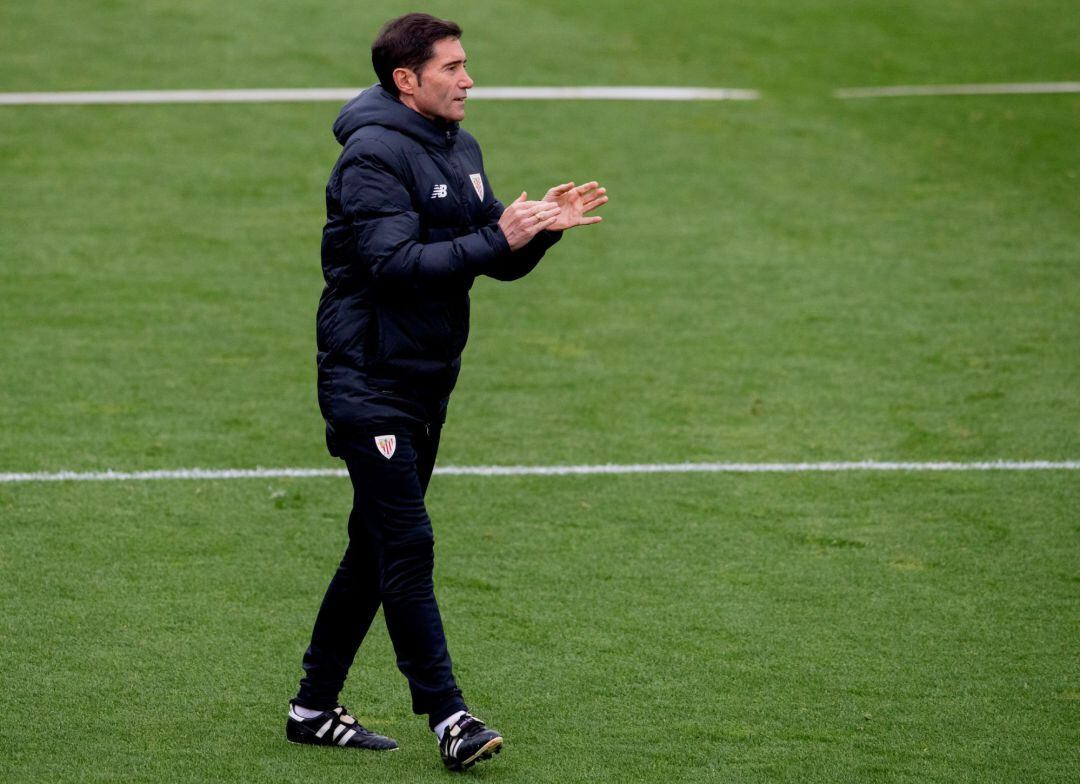El entrenador del Athletic de Bilbao, Marcelino García, dirige el entrenamiento que el club rojiblanco ha celebrado este martes en sus instalaciones de Lezama (Bizkaia)