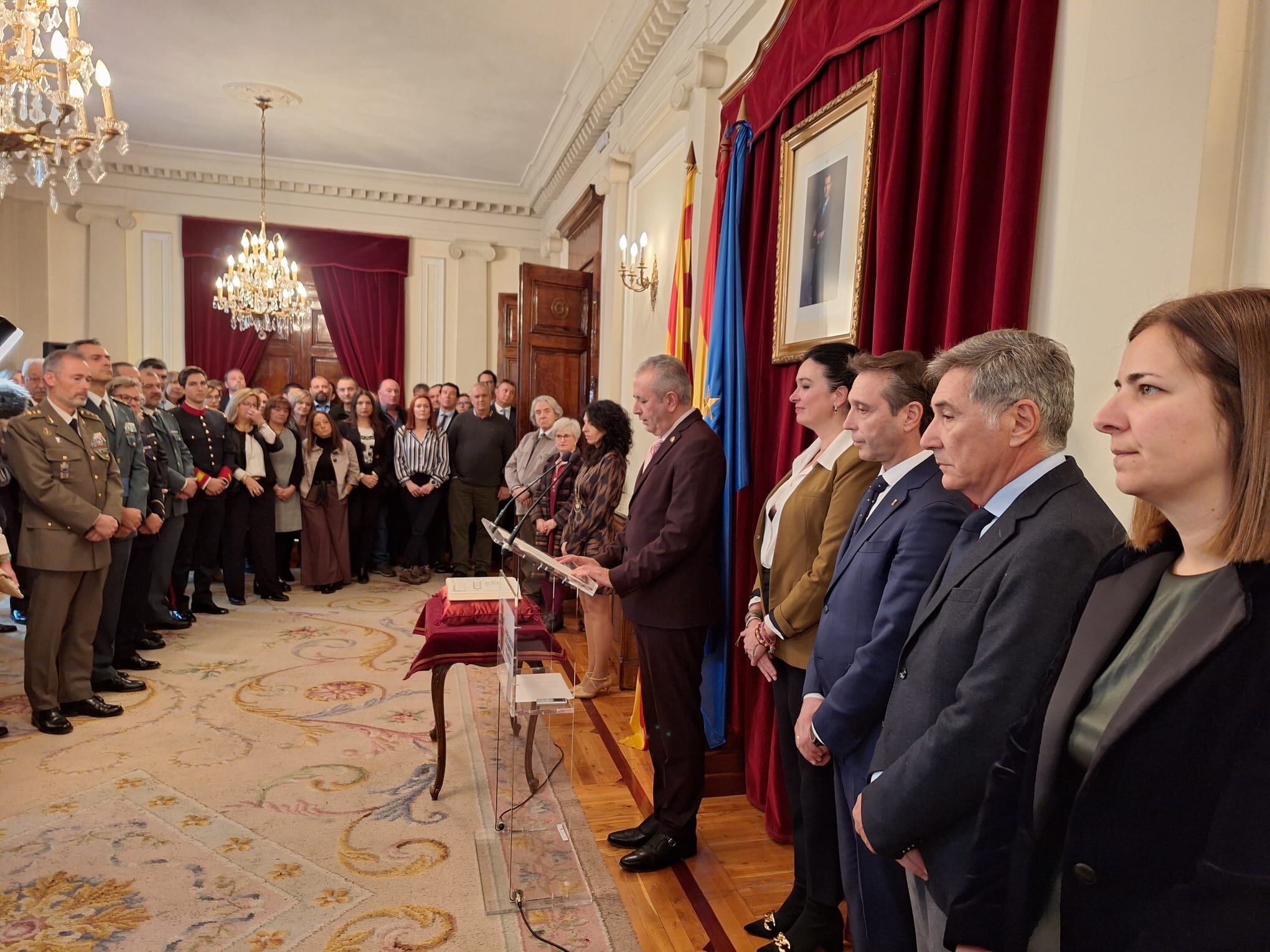 Acto de celebración del Día de la Constitución, con el subdelegado Carlos Campo leyendo el discurso