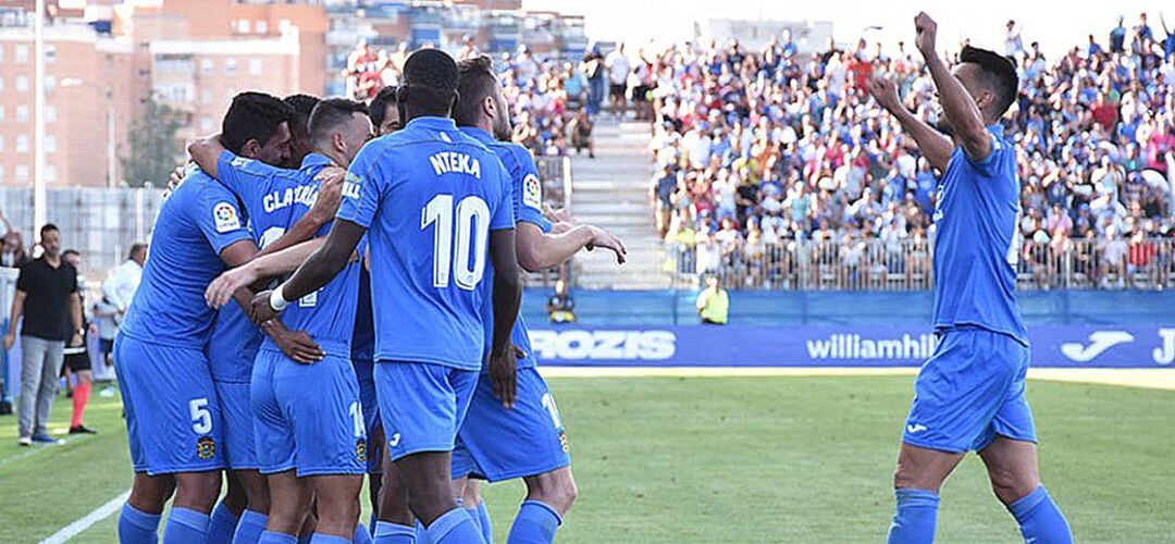 Los jugadores fuenlabreños celebran un tanto en el &#039;Fernando Torres&#039;.