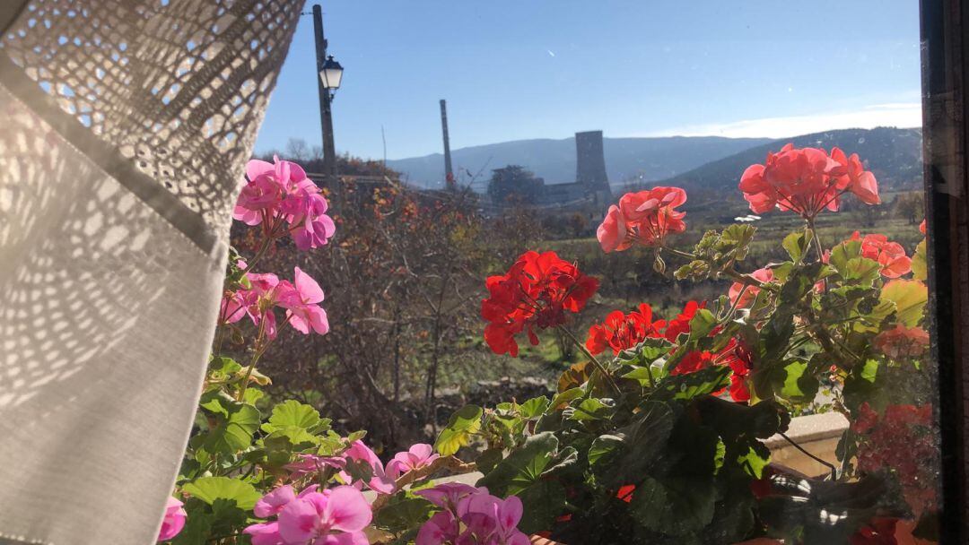 María Álvarez ve desde hace 38 años la térmica desde su ventana