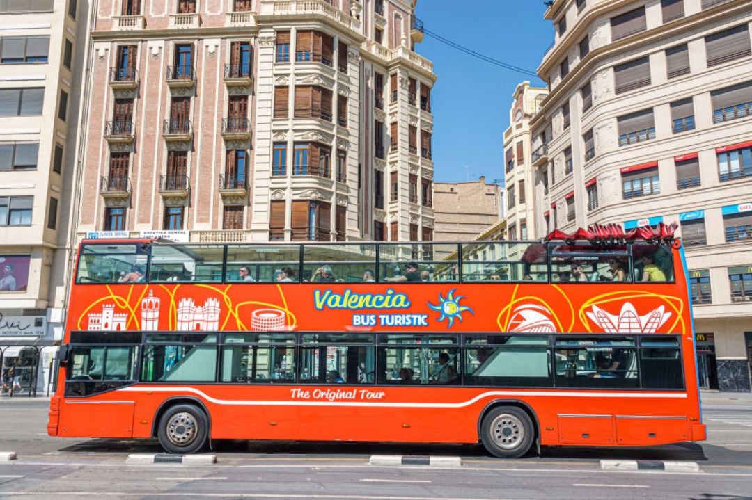 Un autobús turístico recorre las calles de València