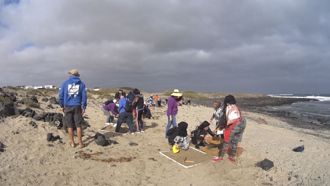 Voluntarios recogiendo microplásticos en Famara.