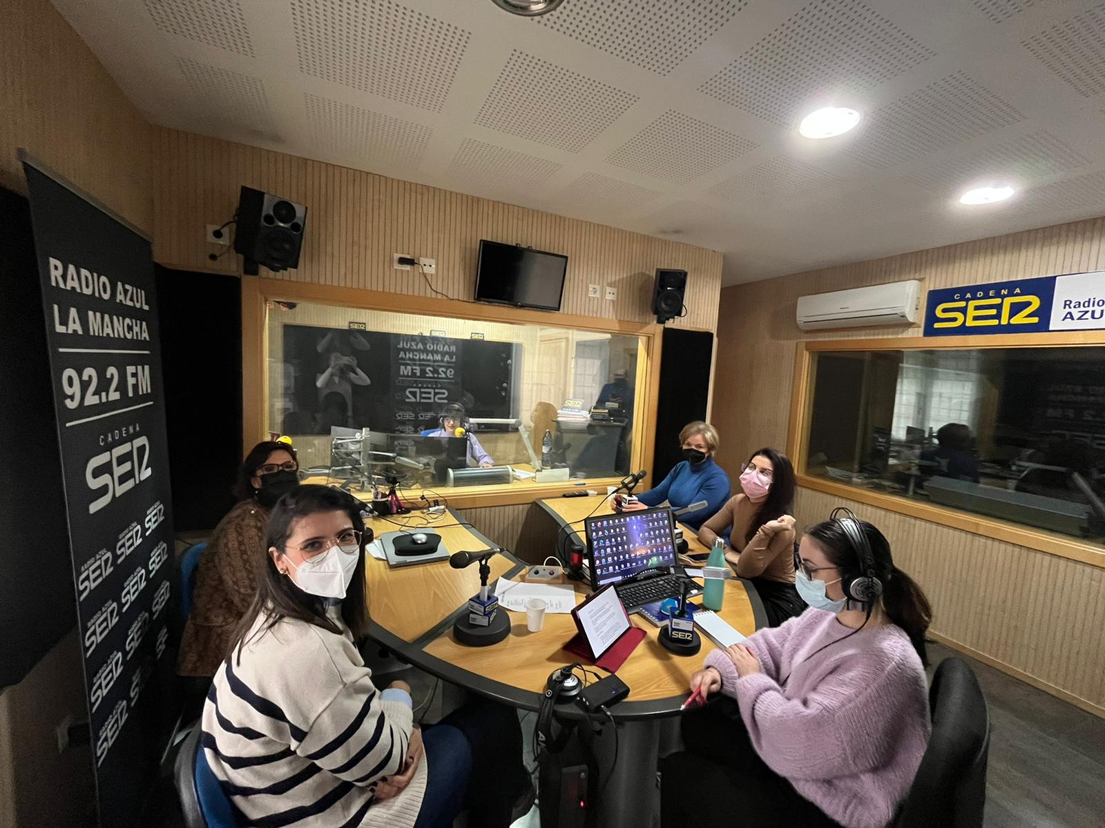 Imagen de la mesa redonda en los estudios de Radio Azul